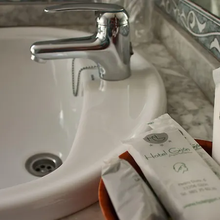 Hotel Gijon فندق 3*