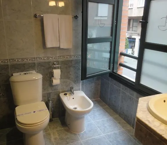 מלון Hotel Gijon 3*